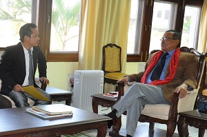 The Governor of Arunachal Pradesh Shri JP Rajkhowa interacting with delegation of Arunachal Youth Organisation at Raj Bhavan, Itanagar on 23rd December 2015